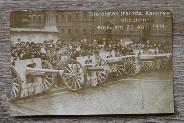 AK München / 1914 / Foto / Erste französische Kanonen / Feldherrnhalle / Soldaten Pickelhaube / 1. Weltkrieg WWI